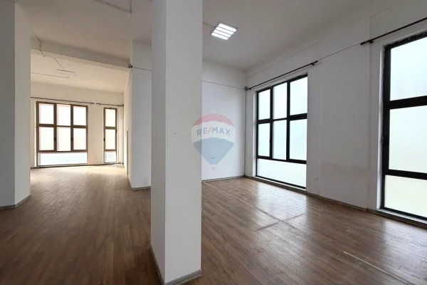 Ambient biznesi me qera 3+1 ne Tirane - 1,600 Euro