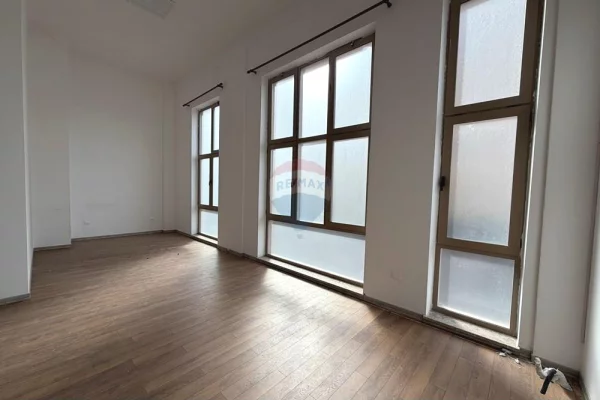 Ambient biznesi me qera 3+1 ne Tirane - 1,600 Euro