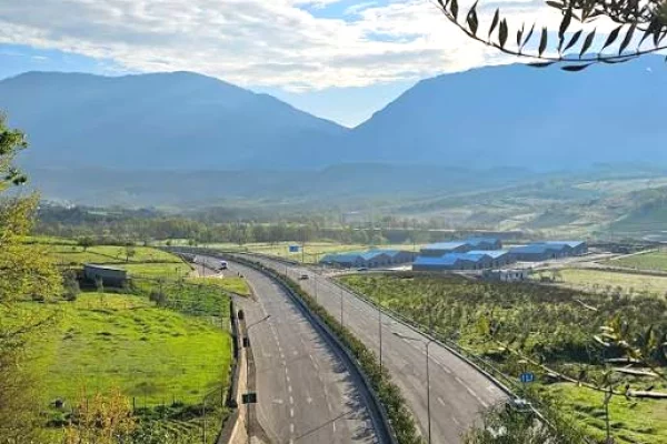 Ambiente Commerciale in Affitto 4+1 a Tirana - 6,000 Euro