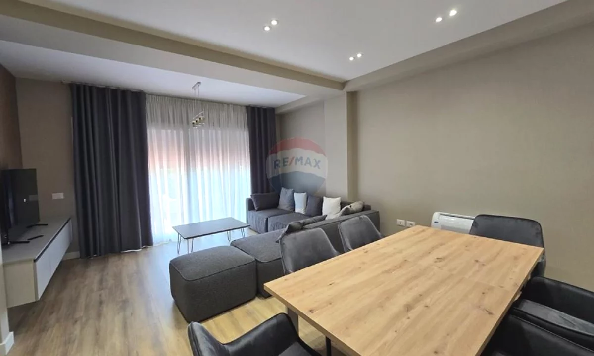 Shtepi ne shitje Duplex(shtepi me 2 kate) ne Tirane, 4+1, Mobilimi E mobiluar, Pagesa 470,000  Euro.