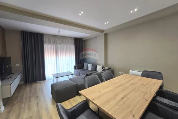 Shitet apartament 4+1+3 tek Liqeni i Thate