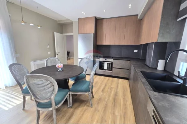 Shtepi ne shitje Duplex(shtepi me 2 kate) ne Tirane, 4+1, Mobilimi E mobiluar, Pagesa 470,000  Euro.