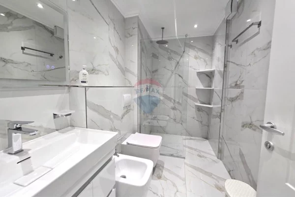 Shtepi ne shitje Duplex(shtepi me 2 kate) ne Tirane, 4+1, Mobilimi E mobiluar, Pagesa 470,000  Euro.