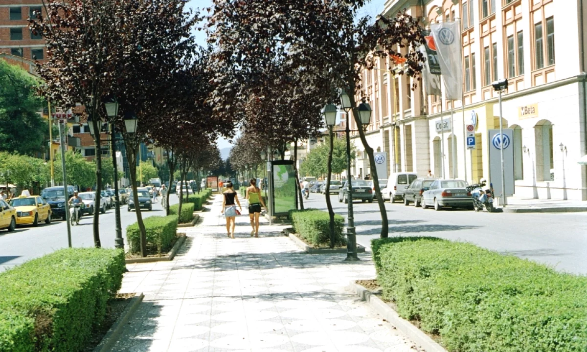 Ambient biznesi me qera 1+1 ne Tirane - 1,300 Euro