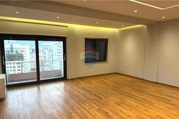 Zyre me qera tek Zogu i Zi