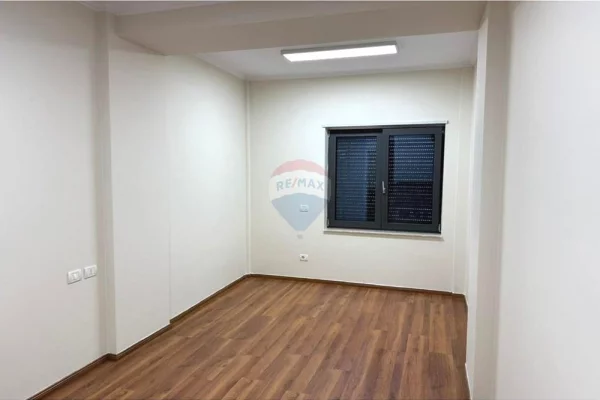 Ambient biznesi me qera 3+1 ne Tirane - 1,600 Euro