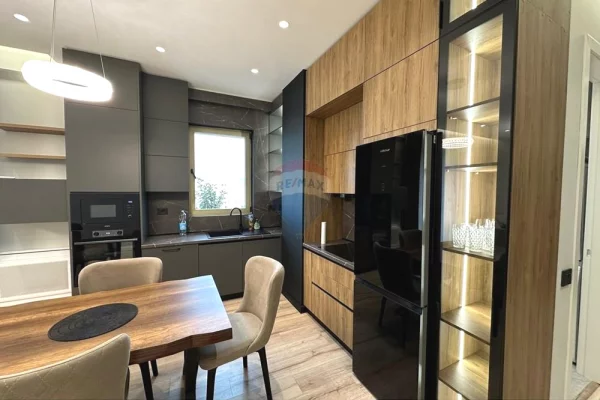 Shtepi me qera 2+1 ne Tirane - 2,100 Euro