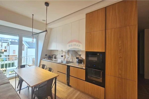 Shtepi me qera 2+1 ne Tirane - 2,200 Euro