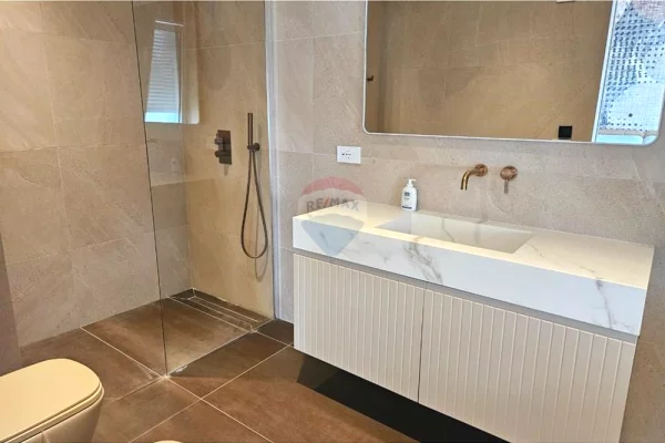 Shtepi me qera Apartament ne Tirane, 2+1, Mobilimi E mobiluar, Pagesa 2,200  Euro.