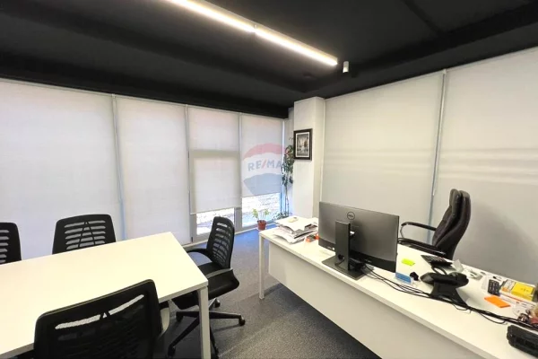 Zyre me qera tek Pazari i Ri