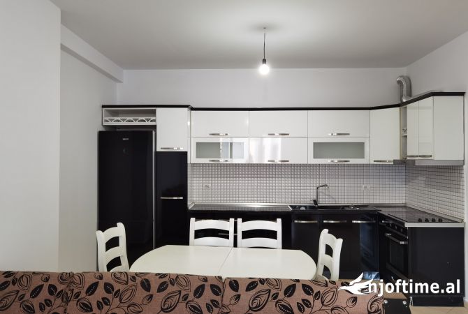 Shtepi me qera 2+1 ne Tirane - 42,000 Leke