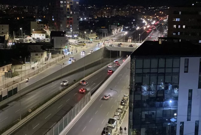 Prane rruges kryesore Bar Oslo