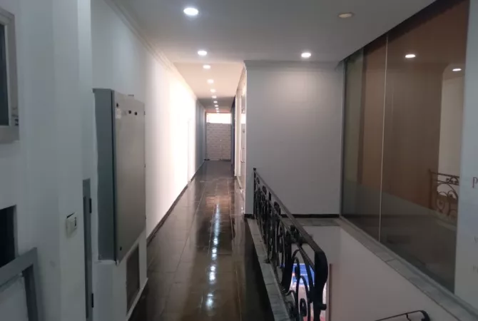 Ambient biznesi me qera 3+1 ne Tirane - 40,000 Leke