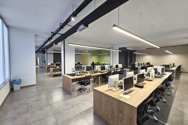 Ambiente Commerciale in Affitto 1+1 a Tirana - 7,500 Euro