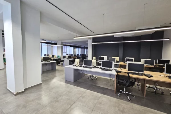 Ambiente Commerciale in Affitto 1+1 a Tirana - 7,500 Euro