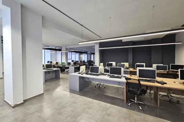 Ambiente Commerciale in Affitto 1+1 a Tirana - 7,500 Euro