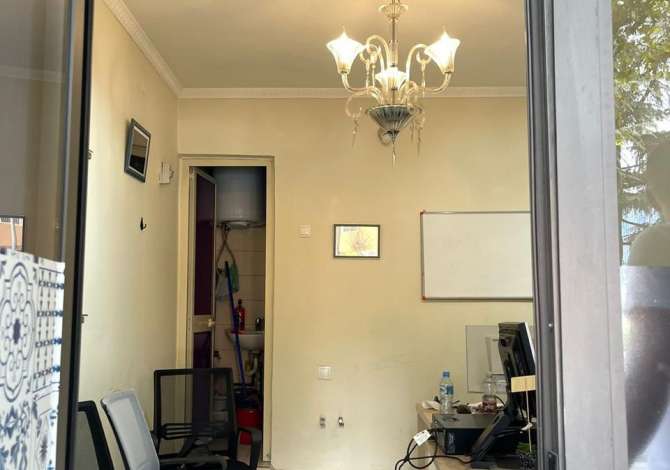 Ambient biznesi me qera 3+1 ne Tirane - 30,000 Leke