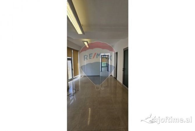 Jepet ambient zyre me qera tek Pazari i Ri