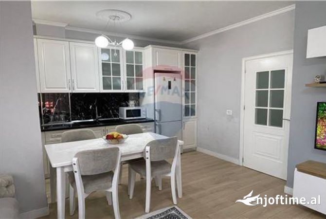 Shtepi ne shitje Apartament ne Tirane, 2+1, Mobilimi Pjeserisht e mobiluar, Pagesa 102,000  Euro.