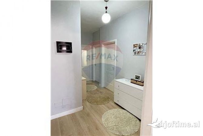 Shtepi ne shitje Apartament ne Tirane, 2+1, Mobilimi Pjeserisht e mobiluar, Pagesa 102,000  Euro.