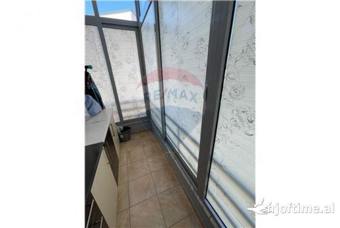 Shtepi ne shitje Apartament ne Tirane, 2+1, Mobilimi Pjeserisht e mobiluar, Pagesa 102,000  Euro.