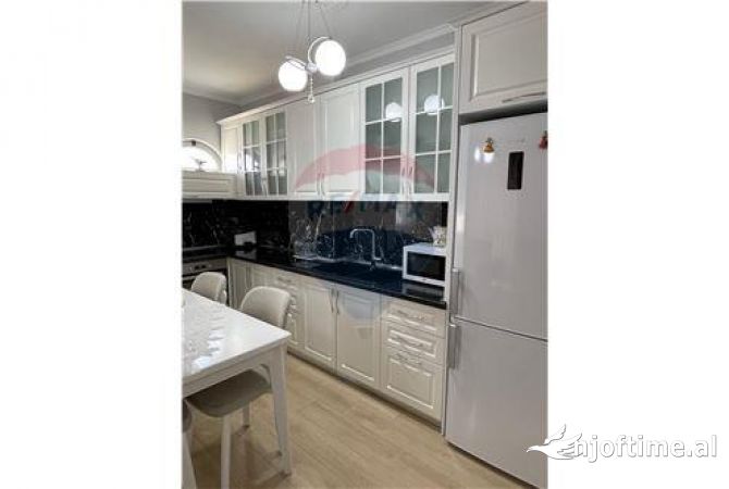 Shtepi ne shitje Apartament ne Tirane, 2+1, Mobilimi Pjeserisht e mobiluar, Pagesa 102,000  Euro.