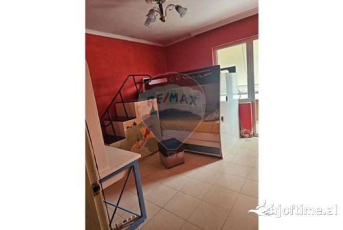 Shtepi ne shitje Apartament ne Tirane, 3+1, Mobilimi E mobiluar, Pagesa 132,000  Euro.