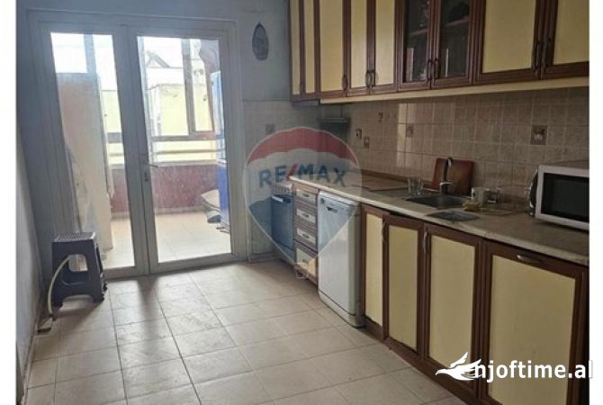 Shtepi ne shitje Apartament ne Tirane, 3+1, Mobilimi E mobiluar, Pagesa 132,000  Euro.