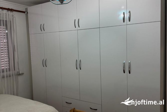Shtepi ne shitje Apartament ne Tirane, 2+1, Mobilimi E mobiluar, Pagesa 98,000  Euro.