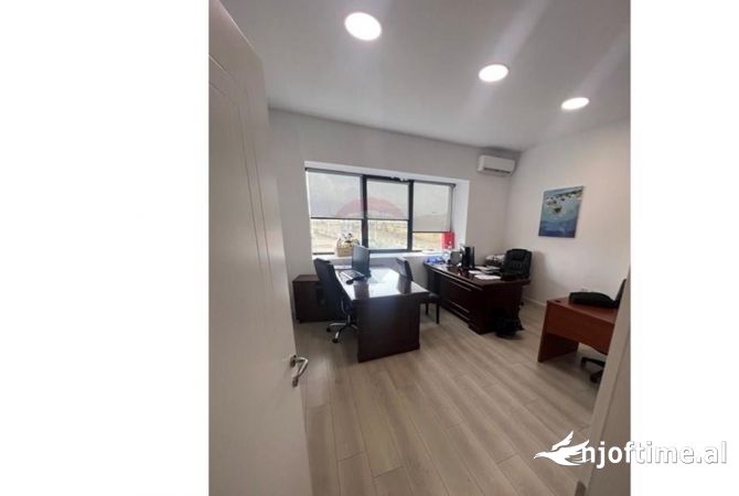 Ambient biznesi ne shitje 4+1 ne Tirane - 566,500 Euro