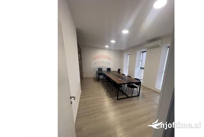 Ambient biznesi ne shitje 4+1 ne Tirane - 566,500 Euro
