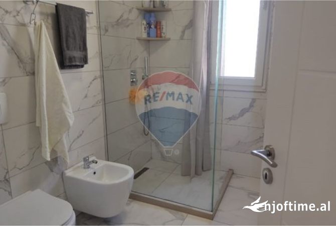 Shtepi ne shitje Apartament ne Tirane, 2+1, Mobilimi E mobiluar, Pagesa 180,000  Euro.