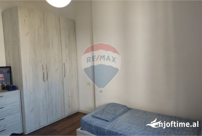 Shtepi ne shitje Apartament ne Tirane, 2+1, Mobilimi E mobiluar, Pagesa 180,000  Euro.