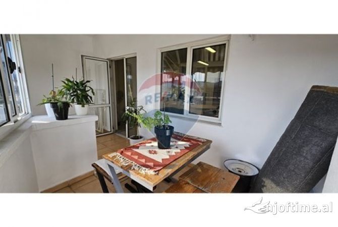 Jepet me qira penthhouse per banim ose zyra, ne zemer te qytetit, Bllok