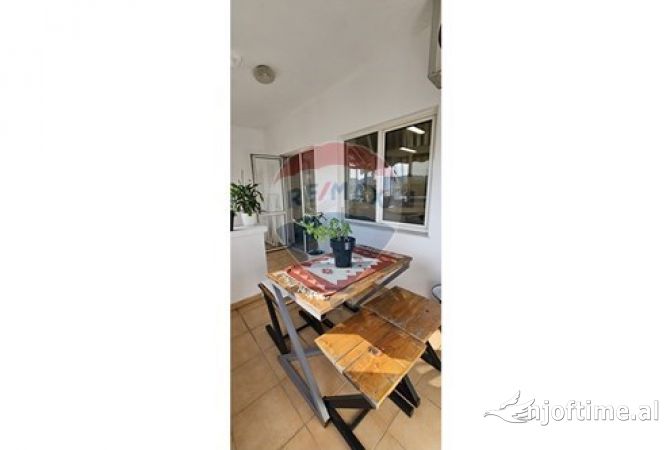 Jepet me qira penthhouse per banim ose zyra, ne zemer te qytetit, Bllok