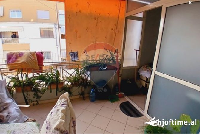 Shtepi ne shitje Apartament ne Tirane, 2+1, Mobilimi E mobiluar, Pagesa 172,000  Euro.