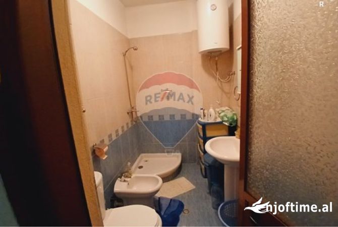 Shtepi ne shitje Apartament ne Tirane, 2+1, Mobilimi E mobiluar, Pagesa 184,000  Euro.