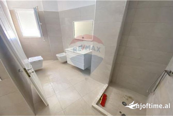 Ofrohet dyqan per shitje tek rrethrrotullimi i Selites