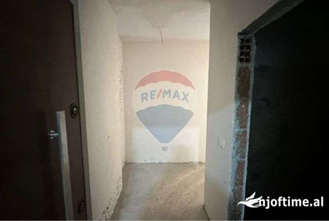 Shtepi ne shitje Apartament ne Tirane, 1+1, Mobilimi Bosh, pa mobiluar, Pagesa 120,000  Euro.