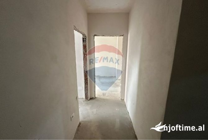 Shtepi ne shitje Apartament ne Tirane, 1+1, Mobilimi Bosh, pa mobiluar, Pagesa 120,000  Euro.