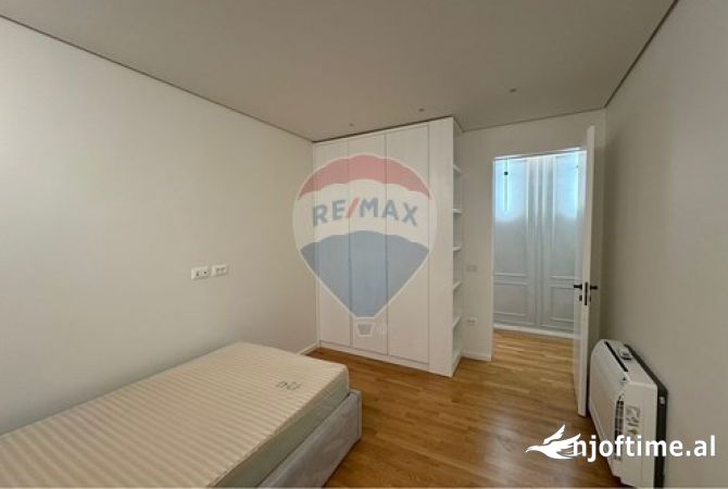 Shtepi ne shitje Apartament ne Tirane, 3+1, Mobilimi E mobiluar, Pagesa 416,000  Euro.