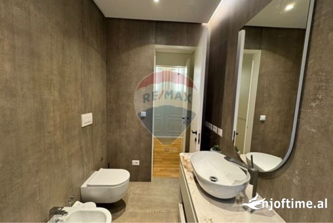 Shtepi ne shitje Apartament ne Tirane, 3+1, Mobilimi E mobiluar, Pagesa 416,000  Euro.