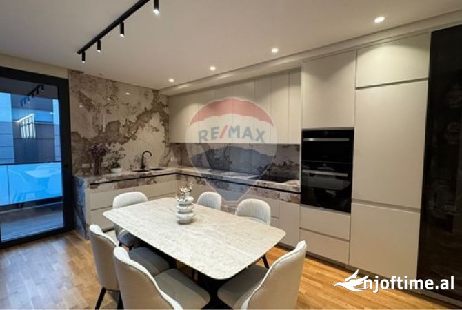 Shtepi ne shitje Apartament ne Tirane, 3+1, Mobilimi E mobiluar, Pagesa 416,000  Euro.