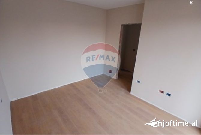 Shtepi ne shitje Apartament ne Tirane, 1+1, Mobilimi E mobiluar, Pagesa 105,600  Euro.