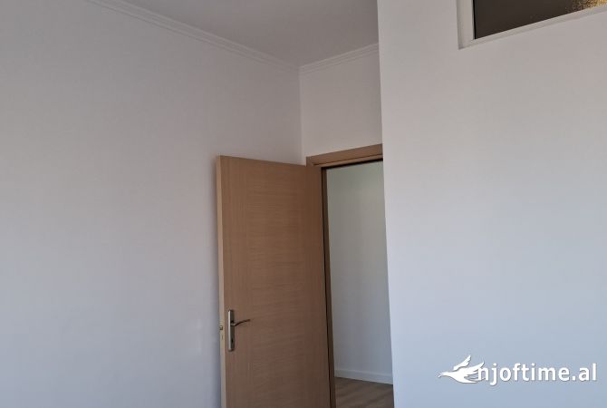 Shtepi ne shitje Apartament ne Tirane, 2+1, Mobilimi Bosh, pa mobiluar, Pagesa 173,000  Euro.