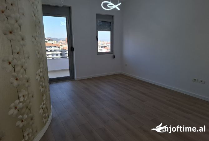 Shtepi ne shitje Apartament ne Tirane, 2+1, Mobilimi Bosh, pa mobiluar, Pagesa 173,000  Euro.