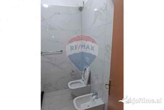 Shtepi ne shitje Apartament ne Tirane, 2+1, Mobilimi Pjeserisht e mobiluar, Pagesa 158,000  Euro.