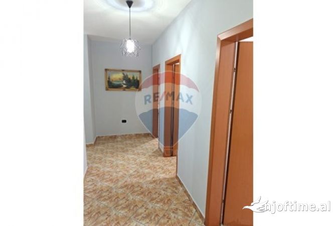 Shtepi ne shitje Apartament ne Tirane, 2+1, Mobilimi Pjeserisht e mobiluar, Pagesa 158,000  Euro.