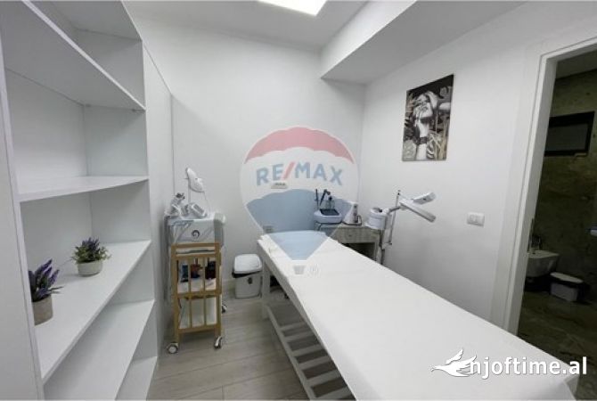 Shitet biznes qender estetike ,ne Bllok