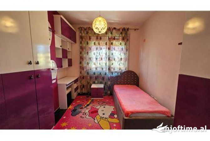 Shtepi me qera Apartament ne Tirane, 3+1, Mobilimi E mobiluar, Pagesa 700  Euro.